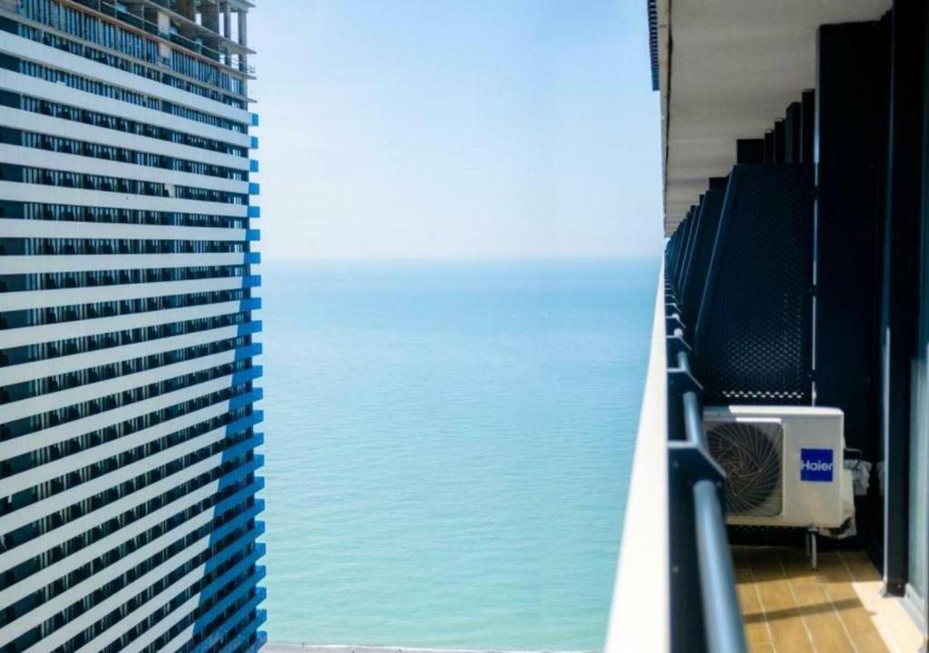 Orbi City Luxury Studio Harbour And Sea View Batumi Bagian luar foto